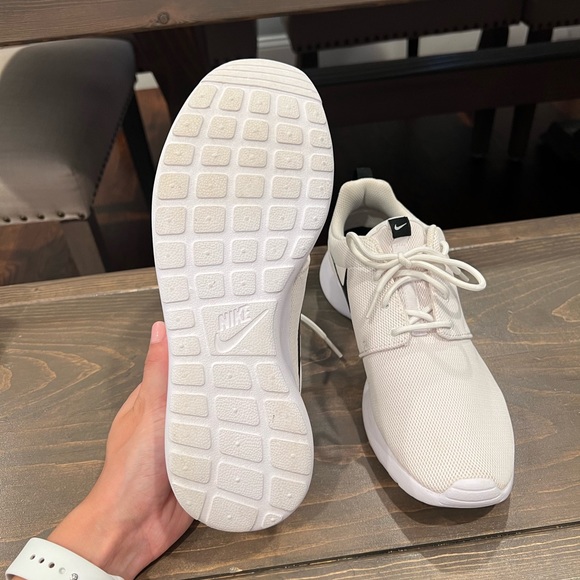 NIKE Roshe One Women’s Sneakers - Picture 3 of 3